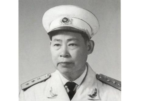 Ai làm Bộ trưởng Quốc phòng đầu tiên?