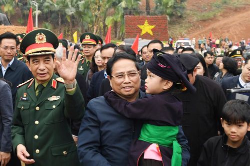 Thủ tướng Phạm Minh Chính cắt băng khánh thành khu tái định cư Làng Nủ