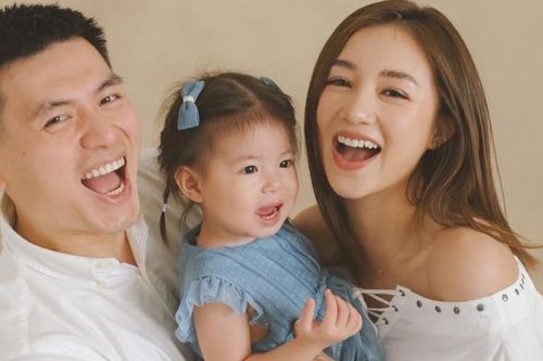 Gia đình 'Em bé hot nhất mạng xã hội' xúc động khi được vinh danh