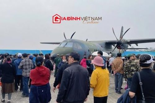 Người dân Hà Nội 'đội rét' chờ tham quan Triển lãm Quốc phòng