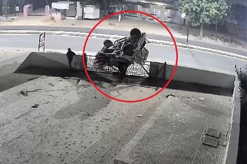 Ô tô lộn 8 vòng rồi lật ngửa, 5 người thoát chết khó tin