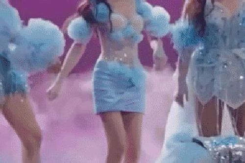 Bất ngờ khi 'chị đẹp' Mỹ Linh nhảy ke đầu, Minh Tuyết hát bolero khi đu thang dây