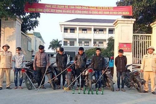Bắt nhóm 10 thanh niên mang dao, vỏ chai bia gây rối trật tự trong đêm