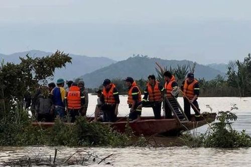 Tìm thấy thi thể 2 mẹ con nghi nhảy sông tự tử