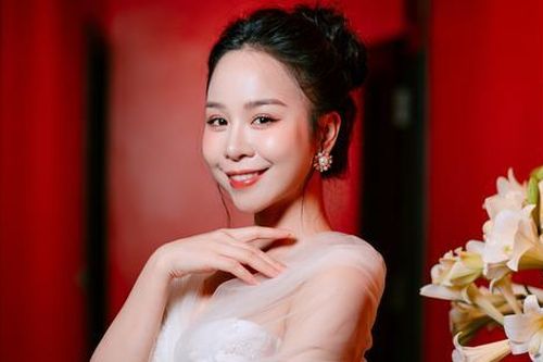 Nhan sắc đời thường nóng bỏng của Á quân Sao Mai sau 8 năm đăng quang