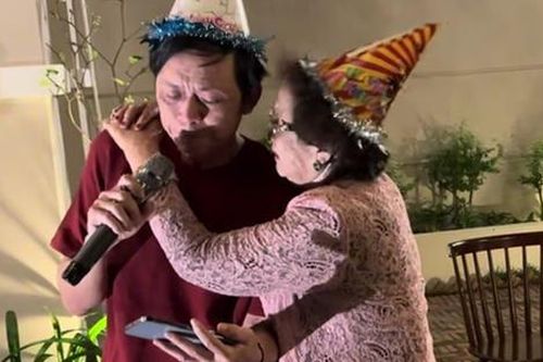 Hoài Linh bật khóc khi hát trước mặt mẹ ruột khiến nhiều người nghẹn ngào