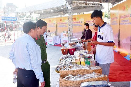 Hiệu quả từ phiên chợ quảng bá sản phẩm OCOP An Giang đến người tiêu dùng huyện Thoại Sơn