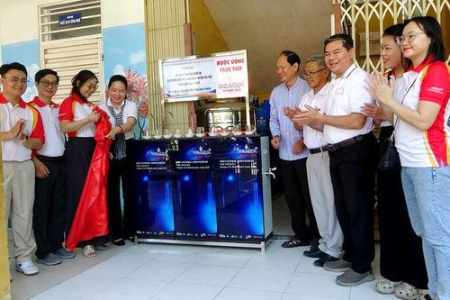 Đảng ủy Khối các cơ quan Trung ương tại TP. Hồ Chí Minh trao tặng hệ thống lọc nước cho Trường tiểu học 'A' Ba Chúc