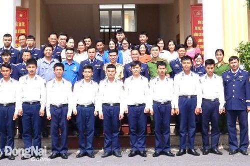 Tiếp tục đoàn kết, gắn bó quân dân
