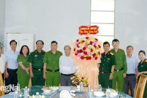 Thăm chúc mừng Giáng sinh tại các giáo xứ