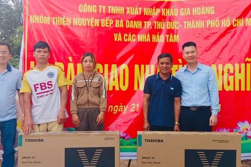 Trao quà Tết và tặng 2 nhà tình nghĩa cho các hộ khó khăn nhà ở xã Ia Lang