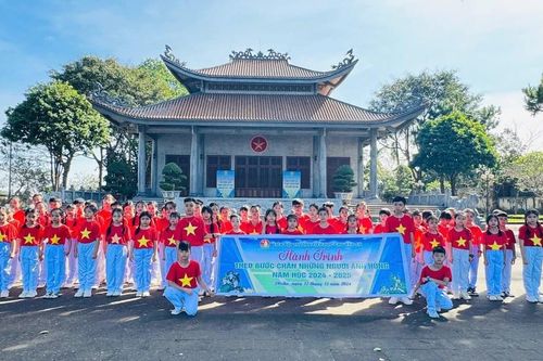 60 đội viên Trường Tiểu học Chu Văn An tham gia hành trình 'Theo bước chân những người anh hùng'