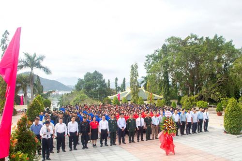 Trường Cao đẳng Sư phạm Trung ương – Nha Trang dâng hương viếng Nghĩa trang liệt sĩ Hòn Dung