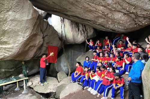 Trường Tiểu học Vĩnh Hiệp (TP. Nha Trang): Tổ chức trải nghiệm cho học sinh tại Khu căn cứ cách mạng Đồng Bò