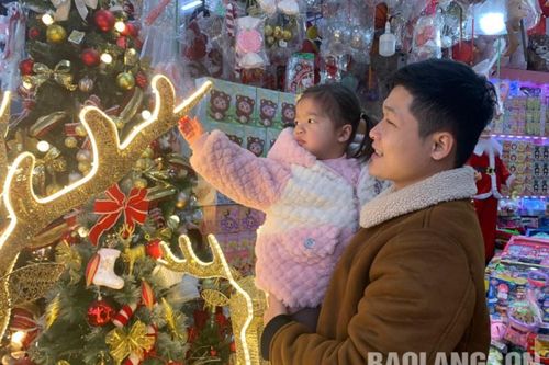 Thị trường đồ trang trí Noel: Mẫu mã đa dạng, sức mua tăng
