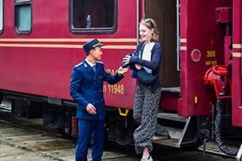 Tàu hỏa du lịch hạng sang đưa khách quốc tế đến Huế