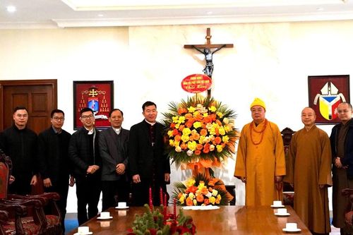 Hà Nội: Chư tôn đức đại diện Giáo hội chúc mừng Giáng sinh năm 2024