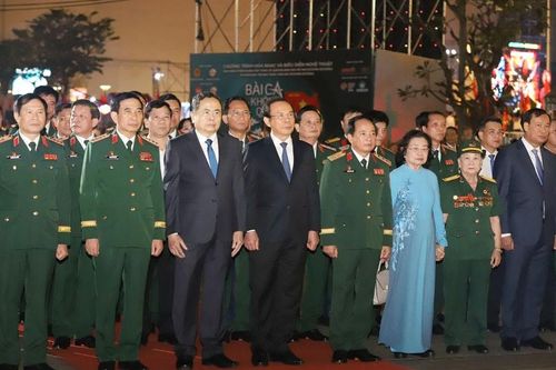 Chủ tịch Quốc hội Trần Thanh Mẫn cùng đoàn đại biểu Quân ủy Trung ương dâng hoa tưởng nhớ Chủ tịch Hồ Chí Minh