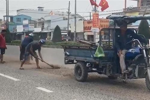 CSGT truy tìm, buộc tài xế xe benz phải thu gom cát, đá làm rơi xuống đường