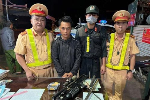 Nhét 5 bao tải pháo trên xe tải, tài xế bất ngờ giơ thẻ nhà báo 'lạ' trình CSGT