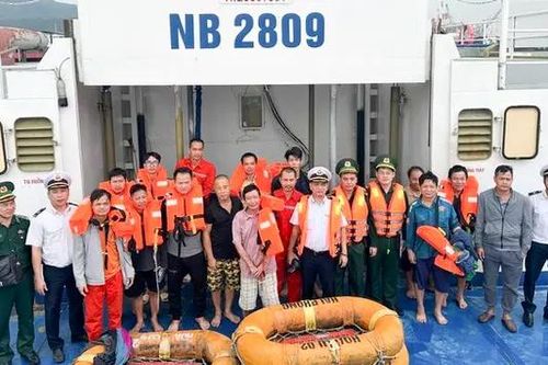 Bộ đội biên phòng cứu 14 người bị sóng đánh chìm