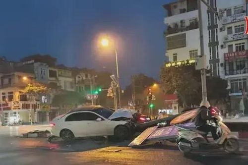 Ô tô phóng nhanh, lao vào dải phân cách tại Tố Hữu