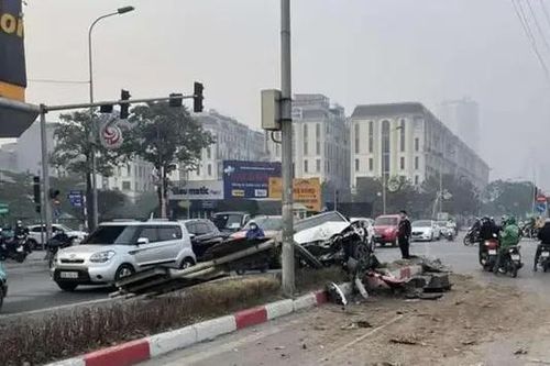 Điều tra vụ xe Mercedes đâm gãy cột biển báo đường BRT