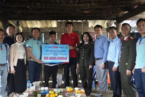 Chương trình 'Xuân ấm vùng cao' trao tặng 'Nhà tình nghĩa' tại huyện Hòa An