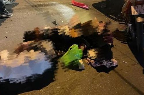 Xe máy 'đối đầu' ô tô tải lúc nửa đêm, 2 thanh niên thương vong