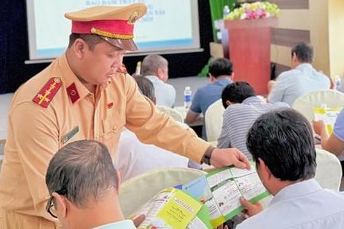 Công an TPHCM phổ biến những quy định mới của Luật giao thông cho tài xế