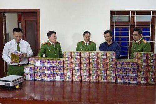 Ngụy trang 250kg pháo trong xe chở sắn để đưa về Việt Nam tiêu thụ