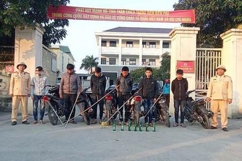 Xử lý 10 đối tượng mang dao phóng lợn phóng xe máy gây náo loạn trên đường