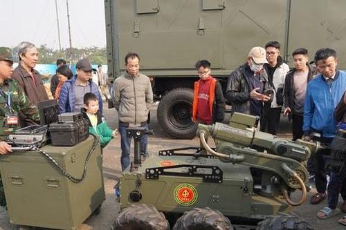Hàng vạn người dân thích thú trải nghiệm vũ khí, thiết bị quân sự Việt Nam
