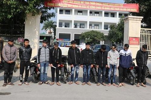 Nhóm thanh niên cầm dao, kiếm lạng lách trên đường