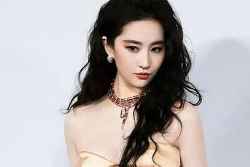 Lưu Diệc Phi mặc như 'chánh cung' nhưng dân tình lại chú ý đến 2 mỹ nhân khác