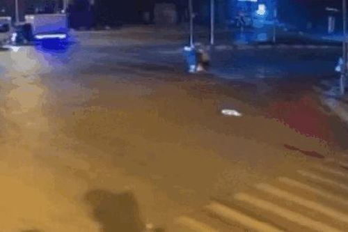 Hà Nội: Điều tra vụ xe sang Mercedes phóng như bay, tông đổ loạt cột biển báo ở Hà Đông