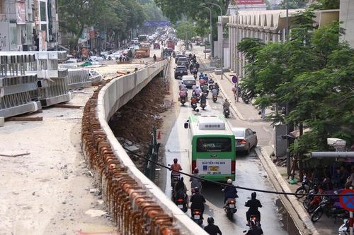 Thi công cầu vượt tại Văn Khê, Hà Đông người dân đi lại thế nào?