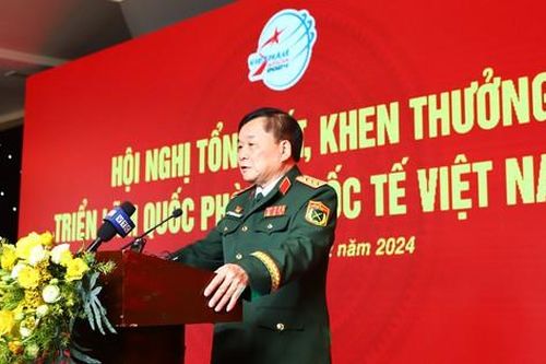 Triển lãm Quốc phòng Quốc tế Việt Nam 2024: Gian trưng bày vũ khí 'hút' lượng lớn khách tham quan, trải nghiệm