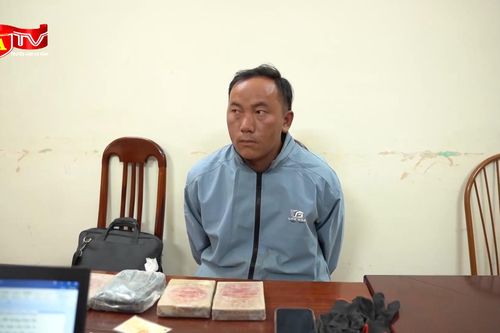 Bắt quả tang nam thanh niên 'ôm' 5 bánh heroin