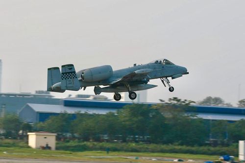 Xem cường kích A-10 và máy bay C-130J của quân đội Mỹ cất cánh rời sân bay Gia Lâm
