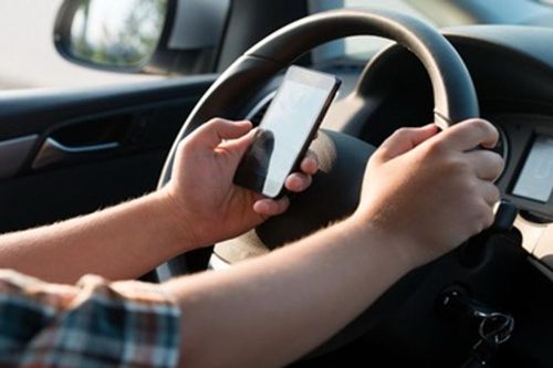 Xử nghiêm vừa lái xe vừa nghe điện thoại