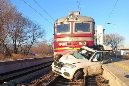 Tài xế BMW X5 thoát nạn 'thần kỳ' sau va chạm với tàu hỏa