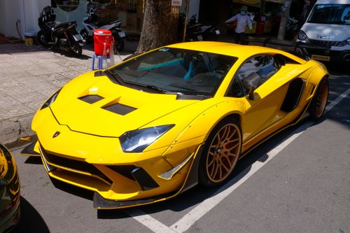 Lamborghini Aventador Liberty Walk khác lạ trên đường tại TP.HCM