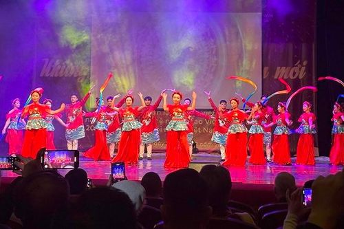 Biểu diễn nghệ thuật kỷ niệm 80 năm Ngày thành lập Quân đội nhân dân Việt Nam tại Nga