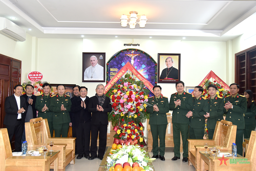 Bộ tư lệnh Quân khu 4 chúc mừng Tòa Giám mục Giáo phận Hà Tĩnh