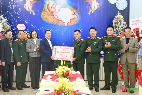 Bộ CHQS tỉnh Quảng Ninh thăm, tặng quà Nhà thờ Giáo xứ trên địa bàn tỉnh