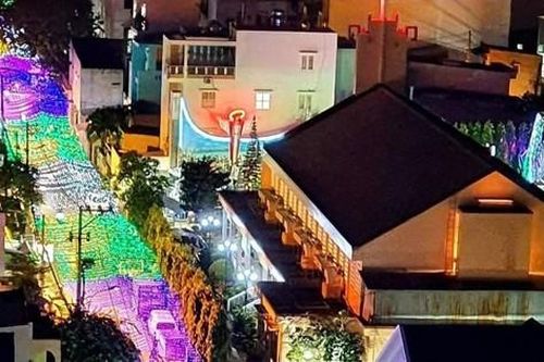 Sắc màu Giáng sinh lung linh tại hẻm nhỏ Sài Gòn thu hút bạn trẻ đến 'check-in'