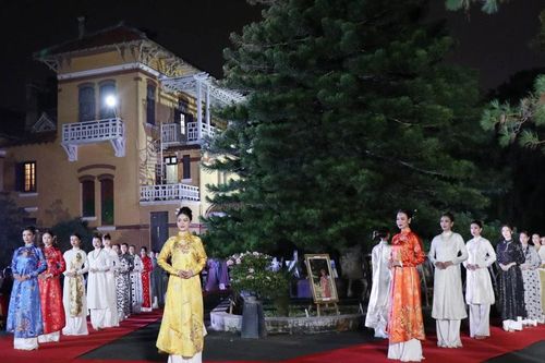 100 bộ áo dài 'Hoài niệm trăm năm' bên cung Nam Phương Hoàng hậu