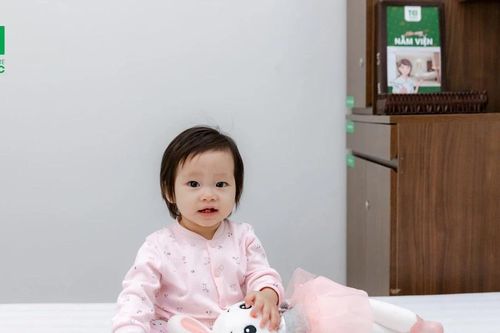 Khóc không ra tiếng, đi khám bé 1 tuổi phát hiện viêm thanh quản