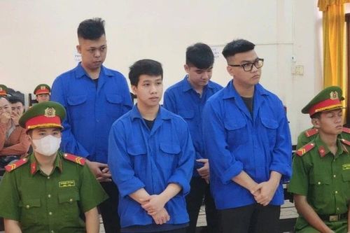 Phạt tù 4 thanh niên chiếm đoạt hơn 300 triệu đồng qua điện thoại